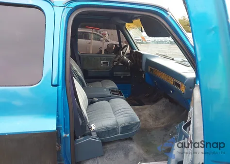 1991 GMC Suburban R15 Conventional z USA, uszkodzony, nr VIN 1GKER16K9MF516424